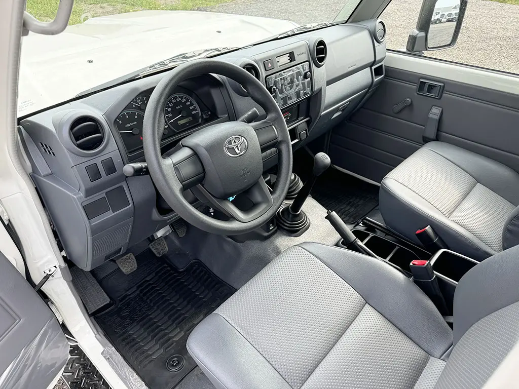Toyota Land Cruiser HZJ79 4x4 Single Cab Pick-up 3