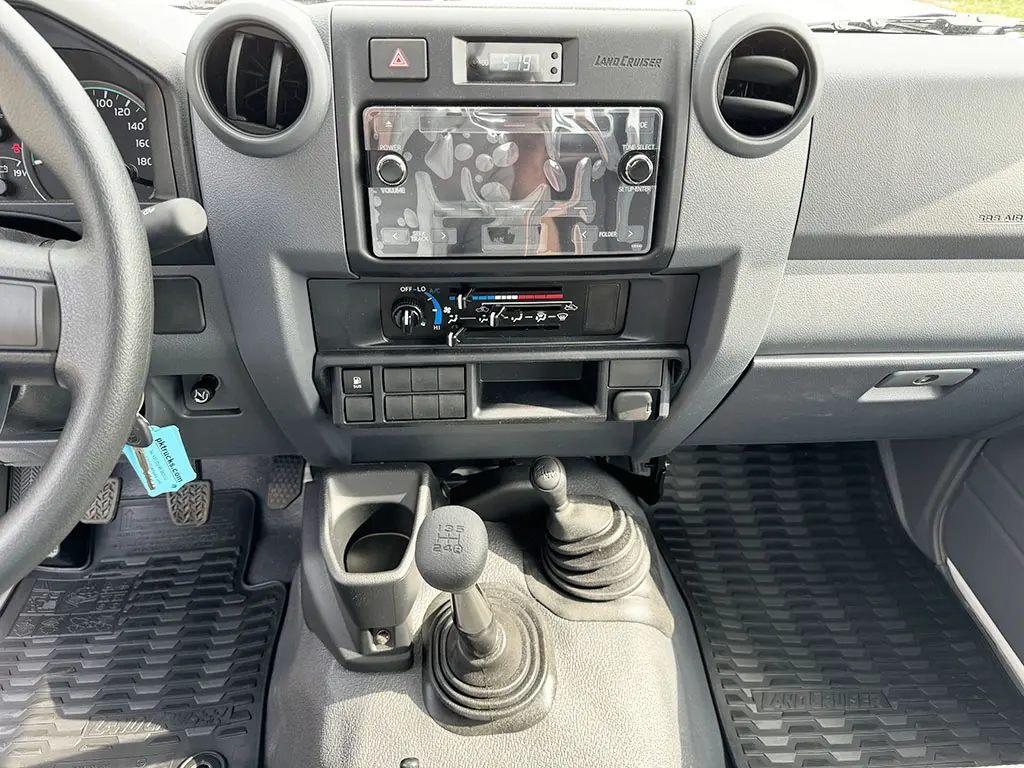 Toyota Land Cruiser HZJ79 4x4 Single Cab Pick-up 10