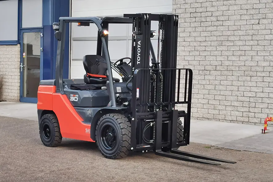 Toyota Tonero 52-8FDF30 4x2 Forklift 1