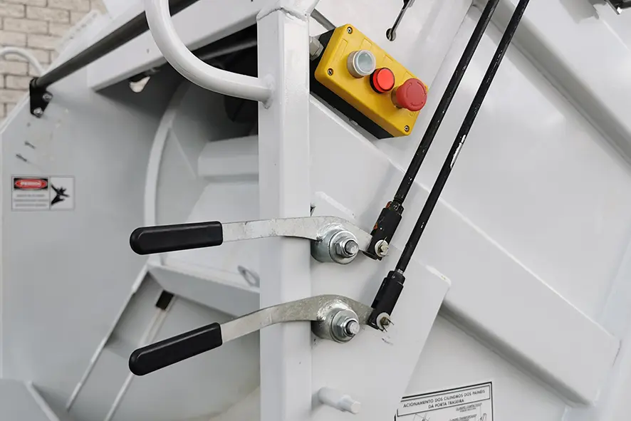 Volkswagen Constellation 17.250 BB CH 4x2 Garbage Collector 18