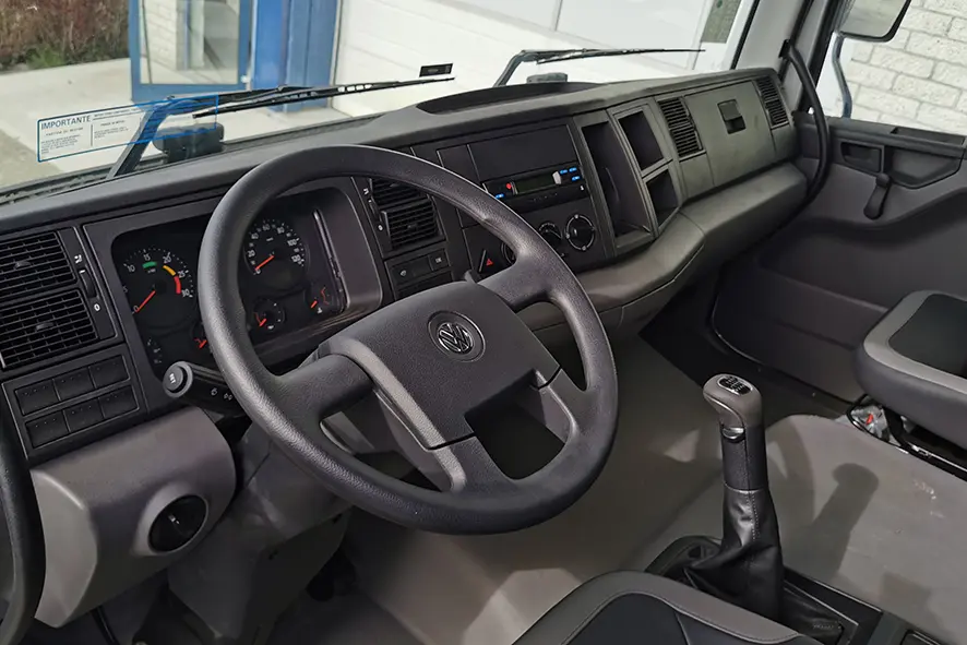 Volkswagen Constellation 31.320 BB SA 6x4 Tractor Head