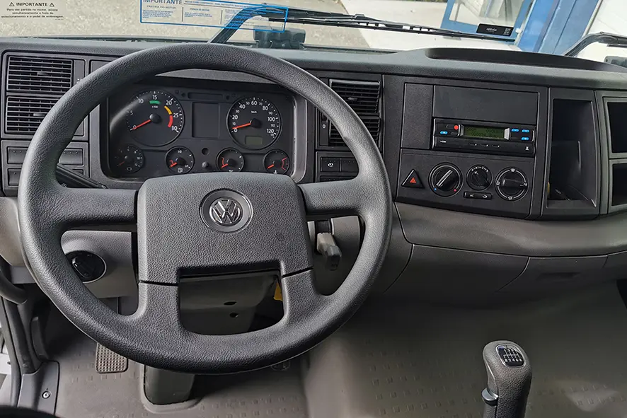 Volkswagen Constellation 31.320 BB SA 6x4 Tractor Head 8