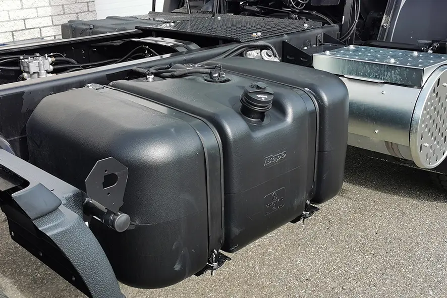 Volkswagen Constellation 31.320 BB SA 6x4 Tractor Head 12