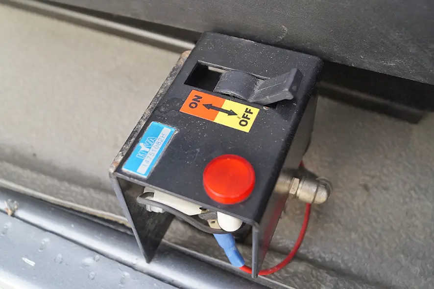 Volkswagen Delivery 9-150 HMF 735K1 4x2 Flatbed with Crane 10