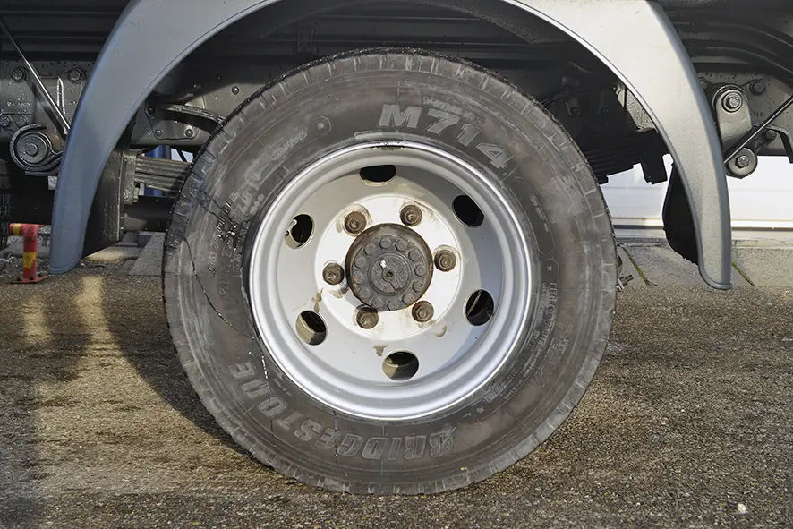 Volkswagen Delivery 9-150 HMF 735K1 4x2 Flatbed with Crane 18